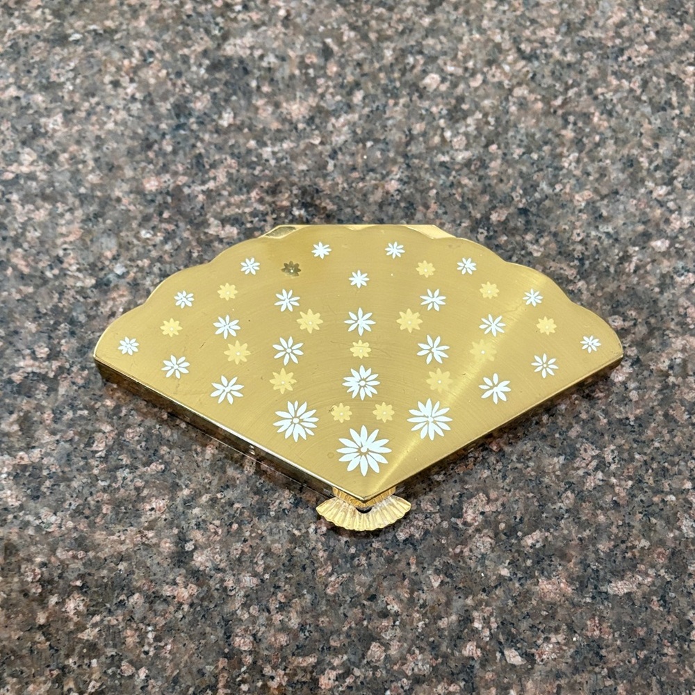 Wadsworth Elegant Goldtone Fan shape Makeup Compact-VINTAGE-COLLECTIBLE